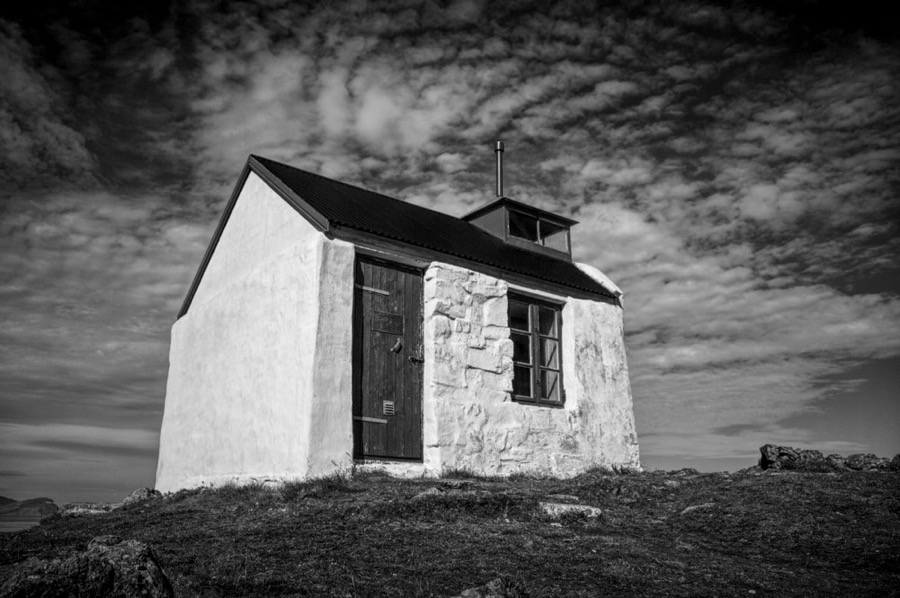 <b>Dalatangaviti</b><br>&THORN;etta er gamli vitinn &aacute; Dalatanga. Hann er ein austasta bygging landsins og var reistur &aacute;ri&eth; 1895 og stendur enn. H&aelig;gt er a&eth; fara inn og sko&eth;a a&eth;st&ouml;&eth;u vitavar&eth;arins sem var &aacute; &thorn;eim t&iacute;ma.<br>Eintak 1 af 30<br>L&iacute;til: 30x45 cm kr. 22.000<br>Mi&eth;st&aelig;r&eth;:40x60 cm kr. 28.000<br>St&oacute;r: 50x75 cm kr. 35.000